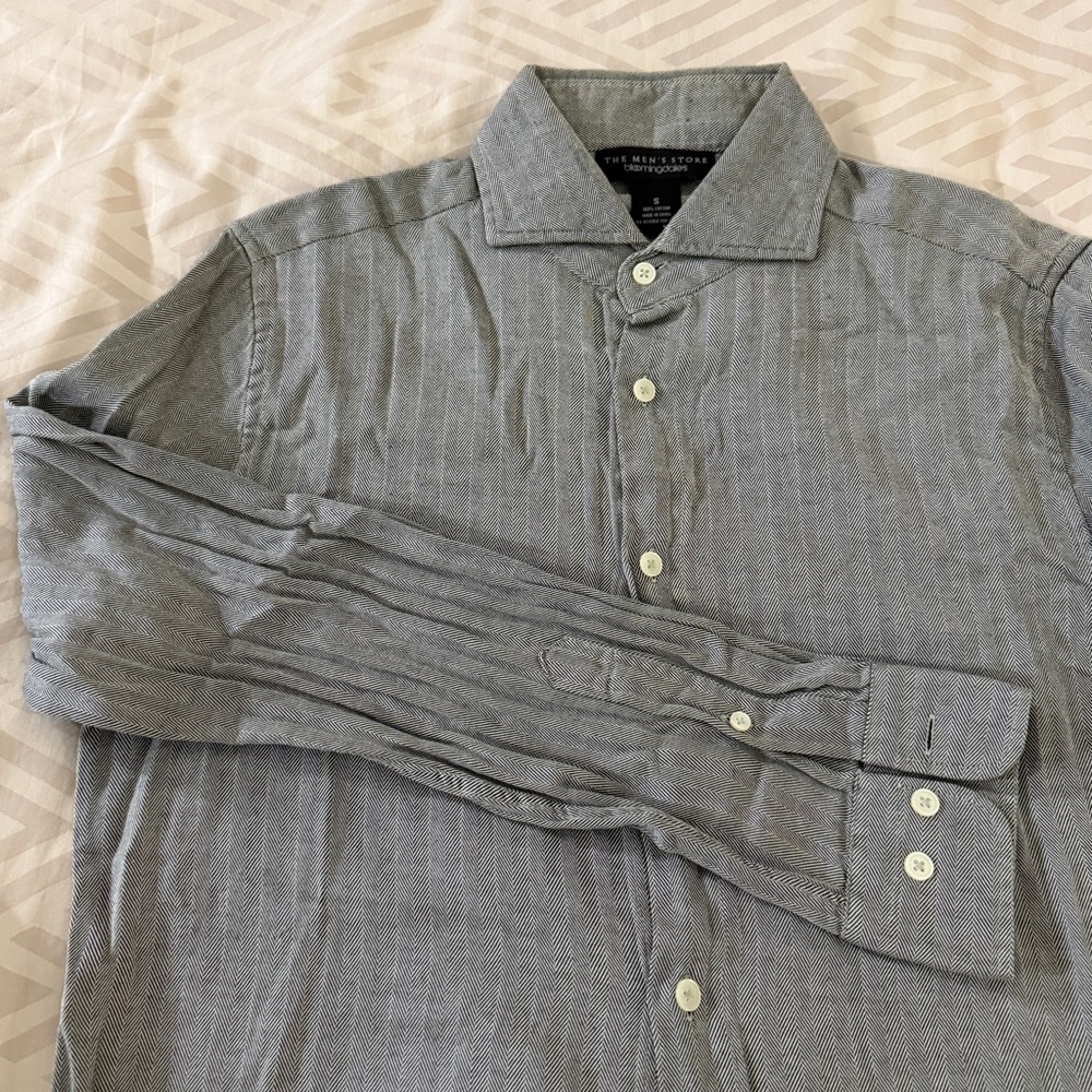 Bloomingdale's Gray Herringbone Button-Up Shirt - Small